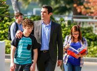 Modern Family – v.li.: Nolan Gould (Luke Dunphy), Ty Burrell (Phil Dunphy), Ariel Winter (Alex Dunphy).