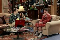 The Big Bang Theory – Leonard (Johnny Galecki, r.) ist irritiert, weil sich ausgerechnet Jimmy Speckerman mit ihm treffen will. Jimmy ist der Typ, der ihn an der Highschool gemobbt und mit den fürchterlichsten Dingen gequält hat. Nach anfänglichem Zögern beschließt er aber seinen Peiniger von einst zu treffen und von ihm eine Entschuldigung für all die Missetaten zu fordern. Sheldon (Jim Parsons, l.) steht ihm dabei bei ...