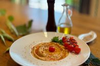 Zu Tisch ... – Hummus aus Faba-Bohnen. Hummus ist kein traditionelles asturisches Gericht. Aber heutzutage vermischen sich die Kulturen – und das spiegelt sich immer mehr in der Küche wider.