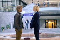 MacGyver – Tut alles, um das Leben der deutschen Whistleblowerin Katharina Wagner (Kasha Kropinski, r.) zu schützen: Angus MacGyver (Lucas Till, l.)