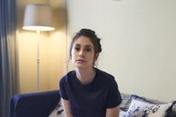 Pure – Marnie (Charly Clive) putzt die gesamte Wohnung, um sich von ihrer Zwangsstörung abzulenken. Sie ist traurig, dass ihr Verhältnis zu ihrer Freundin Shereen nicht mehr so ist, wie es einst war.