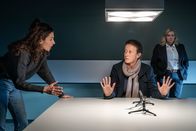 SOKO Leipzig – Kim Nowak (Amy Mußul, l.) und Dagmar Schnee (Petra Kleinert, r.) bitten Conny Twitting (Katharina Spiering, M.) um ihre Hilfe.