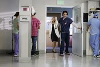 Scrubs - Die Anfänger – J.D. (Zach Braff, M.r.) und Elliot (Sarah Chalke, M.l.) tanzen in Anwesenheit von Patti ...
