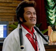 Hawaii Five-0 – Auf einem Elvis-Contest bricht der Favorit plötzlich auf der Bühne zusammen und stirbt. Hat Kung-Fu Elvis (Johnny Valentine) etwas damit zu tun?; Auf einem Elvis-Contest bricht der Favorit plötzlich auf der Bühne zusammen und stirbt. Hat Kung-Fu Elvis (Johnny Valentine) etwas damit zu tun?