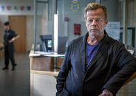 Mankells Wallander – rbb Fernsehen MANKELLS WALLANDER - VERMISST, "Försvunnen" Uhr. Nach seiner Suspendierung kehrt Wallander (Krister Henriksson) in den Polizeidienst zurück.