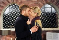 Rote Rosen – ARD ROTE ROSEN FOLGE 1674 Uhr im ERSTEN. Voller Freude berichtet Jule (Kim-Sarah Brandts, r.) Sönke (Bo Hansen, l.), dass sie das Thema ihrer Recherche wechseln kann.