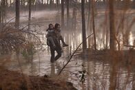 65: The End Is Only the Beginning – Mills (Adam Driver, r.) und Koa (Ariana Greenblatt, l.) müssen nach ihrer Bruchlandung auf ihrem Weg zu einer Rettungskapsel eine beschwerliche Reise durch die Wildnis auf sich nehmen, wobei viele Gefahren auf sie lauern.