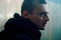 Skin on Skin – Jakob (Jonas Smulders) auf dem Weg zu Boris, um ihm den gestohlenen Pass zu übergeben und mit ihm abzuhauen.