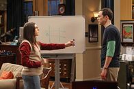 The Big Bang Theory – Sheldon (Jim Parsons, r.) fühlt sich verloren, nachdem eine seiner Lieblingsserien zu früh abgesetzt wird. Amy (Mayim Bialik, l.) versucht daraufhin, ihm bei seinem zwanghaften Drang, etwas unbedingt abschließen zu müssen, zu helfen. Doch wird es ihr gelingen?; Sheldon (Jim Parsons, r.) fühlt sich verloren, nachdem eine seiner Lieblingsserien zu früh abgesetzt wird. Amy (Mayim Bialik, l.) versucht daraufhin, ihm bei seinem zwanghaften Drang, etwas unbedingt abschließen zu müssen, zu helfen. Doch wird es ihr gelingen?