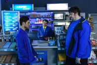 Tanken - mehr als Super – Tankstellenleiter Georg Bergstedt (Stefan Haschke, M.) gibt seinen Mitarbeitern Daniel (Ludwig Trepte, l.) und Olaf (Daniel Zillmann, r.) Anweisungen, wie sie die Überwachungskameras anzubringen haben.