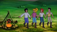 Bibi und Tina – Mikosch (l.) bringt Bibi (2.v.l.), Tina (2.v.r.) und Alex (r.) einen ungarischen Volkstanz bei.