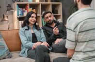 Almania – Sahra (Pegah Ferydoni) und Yunus (Zejhun Demirov) haben Spaß am Anblick des rekolorierten Stimpel (Phil Laude).