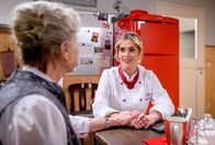 Sturm der Liebe – Greta (Laura Osswald, r., mit Antje Hagen, l.) sieht klar in ihrer anstehenden Entscheidung für oder gegen ein Kind mit Behinderung.