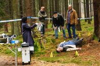 Rentnercops – Die Rentnercops Bielefelder (Bill Mockridge, 2.v.r.), Klaus Schmitz (Hartmut Volle, l.) und Vicky Adam (Katja Danowski, 2.v.l.) kommen am Tatort an und treffen auf Dr. Lara Krüger (Dela Dabulamanzi, l.).