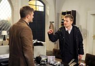 Rote Rosen – ARD ROTE ROSEN FOLGE 1500 Uhr im ERSTEN. Robin (Niklas Osterloh, r.) verlangt von Sönke (Bo Hansen, l.), Jule davon abzuhalten, die Informationen über Torben journalistisch zu verwerten.