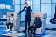 Klein gegen Groß – v.li.: Erkhet, 11, Moderator Kai Pflaume und Bernhard Hoëcker