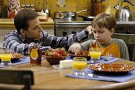 Two and a Half Men – Um Jake (Angust T. Jones, r.) die Trennung von seiner Mutter zu erleichtern, hat Alan (Jon Cryer, l.) eine wunderbare Idee. Doch dann wird Jake krank und hat nur einen Wunsch - er will zurück zu seiner Mom ...