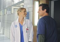 Scrubs - Die Anfänger – Freuen sich über die Missgeschicke von Cole: Denise (Eliza Coupe, l.) und Drew (Michael Mosley, r.) ...