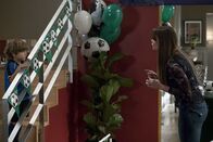 Modern Family – Joe Pritchett (Jeremy Maguire) und Gloria Delgado-Pritchett (Sofía Vergara)