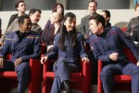 Star Trek: Enterprise – Mayweather (Anthony Montgomery, l.), Hoshi (Linda Park, M.) und Reed (Dominic Keating, r.) beobachten die Feierlichkeiten, auf der Archer für seine Verdienste geehrt wird ...