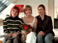 Das bisschen Haushalt – Irina (Valerie Niehaus, Mitte) und ihre beiden Freundinnen Jassna (Billie Zöckler, links) und Conny (Susanne Schäfer) haben eine bombige Geschäftsidee.