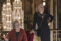 American Horror Story – Iris (Kathy Bates, l.); Liz Taylor (Denis O'Hare, r.)