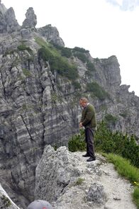 Der Bergdoktor – Um seinem Sohn das Leben zu retten, will sich Georg Sattler (Robert Giggenbach) das Leben nehmen.