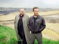 Tatort – Die beiden Kommissare Max Ballauf (Klaus J. Behrendt, re.) und Freddy Schenk (Dietmar Bär) ermitteln im Umfeld eines Braunkohletagebaureviers.