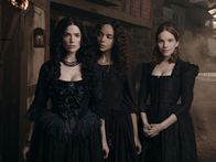 Salem – (1. Staffel) - Tituba (Ashley Madekwe, M.) und Anne Hale (Tamzin Merchant, r.) schauen zu der einflussreichen Mary Sibley (Janet Montgomery, l.) auf, aber nur eine von ihnen weiß, was wirklich hinter der schönen Maske schlummert ...