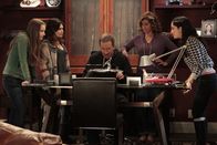 Last Man Standing – Gespannt warten Eve (Kaitlyn Dever, l.), Krisitn (Alexandra Krosney, 2.v.l.), Mike (Tim Allen, M.), Vanessa (Nancy Travis, 2.v.r.) und Mandy (Molly Ephraim, r.) darauf, wen die installierte Kamera als Störenfried entlarvt ...