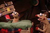 Unser Sandmännchen – Jan und Henry sind entsetzt, wieviel Abfall vor ihrer Höhle liegt. Mit einem munteren Aufräumlied bringen sie nicht nur sich, sondern auch alle Besucher des Parks dazu, alles aufzuräumen.