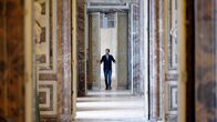Europa in ... – Mirko Drotschmann am Eingang zum "Grand Appartement du Roi" in Versailles.