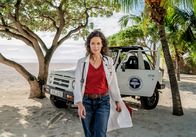 Die Inselärztin – Dr. Filipa Wagner (Anja Knauer) kehrt nach Mauritius zurück, um ihre Arbeit im Beachressort und als ehrenamtliche Inselärztin fortzusetzen.