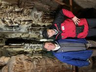 Mei liabste Weis – Am tiefsten Punkt der Höhle eröffnet sich ein See – Fritz Geissler hat Franz Posch die über 100 Meter hinunter geführt.
