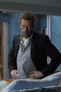 Dr. House – Beim Ambulanzdienst stößt Dr. House (Hugh Laurie) tatsächlich auf einen interessanten Fall: Ein Mann legt psychotisches Verhalten an den Tag, leidet unter Ohrenschmerzen und Schwindel.