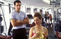 Sechserpack – Natürlich ist die Mitgliedschaft in einem Fitness-Studio nicht gerade preiswert. Aber sich deshalb illegal hineinschmuggeln? Das muss ja schief gehen! (Thomas M. Held, l.; Nina Vorbrodt, r.)