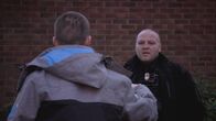 Die Zwangsvollstrecker – Beleidigungen sind Brian O’Shaughnessy und Kevin Stokes in ihrem Job gewohnt. Aber wenn jemand zuschlägt, ist für die Gerichtsvollzieher das Maß voll. Das Duo soll in dieser Folge in West Molesey in der Grafschaft Surrey bei einem kleinen Familienunternehmen Schulden in Höhe von umgerechnet 7000 Euro eintreiben. Aber die säumigen Kandidaten zeigen sich absolut unkooperativ und werden obendrein auch noch handgreiflich. Das können die Beamten auf keinen Fall tolerieren, deshalb muss in diesem Fall die Polizei eingreifen.