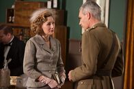 Father Brown – Lady Felicia (Nancy Carroll, l.) befragt St. Clare (Angus Wright, r.) zu Dunkirk .