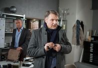 Rote Rosen – ARD ROTE ROSEN FOLGE 1937 Uhr im ERSTEN. Drechsler (Klaus Christian Schreiber, r.) bereitet seine Rache an Sebastian (Klaus Zmorek, l.) vor.