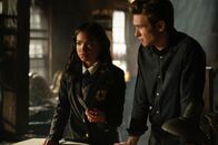 Gotham Knights – Carrie Kelley (Navia Robinson, l.); Turner Hayes (Oscar Morgan, r.)