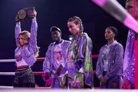 Lea - The Fighter – Lea (Madeleine Martin, M.) konnte Janna (Erika Cardenas Hedenberg, l.) für sich gewinnen. Im WM-Kampf geht es um alles für Lea, die immer nur gewinnen wollte.