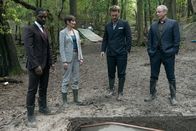 Detective Grace – DS Glenn Branson (Richie Campbell, 1.v.l.), DS Bella Moy (Laura Elphinstone, 2.v.l.), Mark Warden (Matt Stokoe, 2.v.r.) und DSI Roy Grace (John Simm, 1.v.r.) befürchten das Schlimmste für den verschwundenen Michael Neward (Tom Weston-Jones).