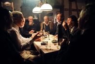 Die Heimkehr – Als großzügiger Spender von Getränken und als verlorener Sohn der Stadt wird August Staudenmeyer (August Zirner) am Stammtisch mit Freuden aufgenommen und muss den Gerbersauern mitsamt seinem Freund Hermann (Oliver Stokowski, 4.v.r.) von seinen Abenteuern erzählen.