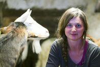 Ich, Bauer – Zu klein der Hof, zu wenige Tiere. Einen Auslauf für ihre Viecher gibt es nun nicht mehr und auch keine Möglichkeit den Stall zu erweitern.