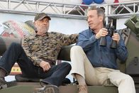 Last Man Standing – Von dem Geld, dass Mike (Tim Allen, r.) von seiner Schwägerin zurückgezahlt bekommen hat, erfüllt er sich einen lang gehegten Traum. Noch erntet er von seinem Chef Ed (Hector Elizondo, l.) dafür Anerkennung ...