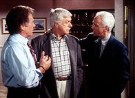 Diagnose: Mord – Mark (Dick Van Dyke, M.) wird durch die widersprüchlichen Aussagen von Senator Bell (Michael Cole, l.) und dessen Vertrauten Peter Trent (John Rubinstein, r.) misstrauisch.