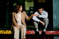 Rematch – Garry (Christian Cooke) macht sich Sorgen um die Zukunft. Seine Mutter Klara (Trine Dyrholm) ist für ihn da.