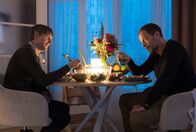 In aller Freundschaft – ARD/MDR IN ALLER FREUNDSCHAFT 1097 , "Bang ums Herz" Uhr im ERSTEN. Ab 03.06.2025, 21:00 Uhr in der ARD-Mediathek. Kai Hoffmann (Julian Weigend, re.) und sein jüngerer Bruder Mirko (Axel Schreiber, li.) genießen ein gemeinsames Abendessen miteinander. Die beiden haben nach über dreißig Jahren eine Menge aufzuarbeiten.