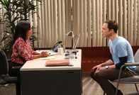 The Big Bang Theory – Mrs. Davis (Regina King, l.), die Personalchefin der Uni, hat ein ganz besonderes Angebot für Sheldon (Jim Parsons, r.). Doch wird er dieses annehmen?