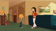 Power Sisters – Marine versucht, das Kätzchen heimlich ins Haus zu schmuggeln.